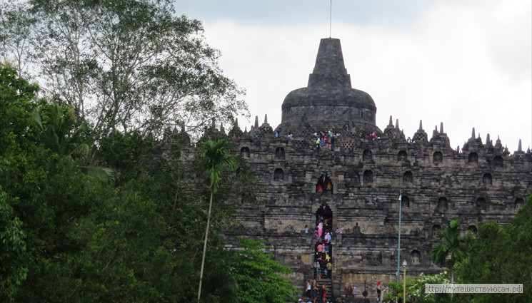 Боробудур (Borobudur) - буддийский храм IX века на острове Ява, Индонезия