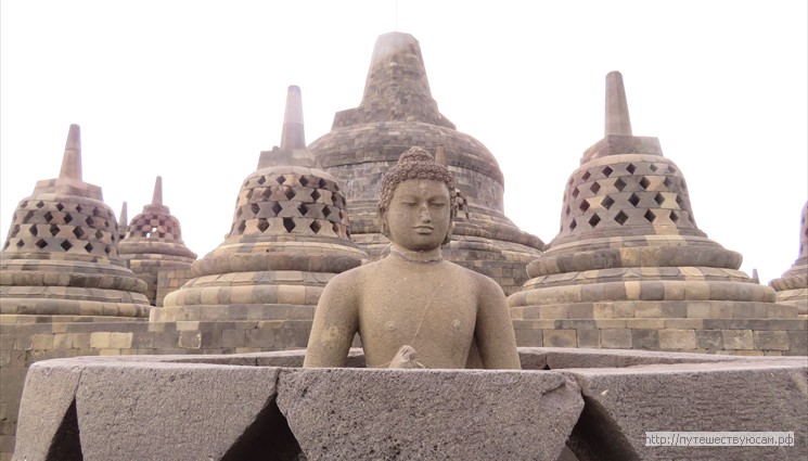 Арупадхату представлен тремя верхними террасами Боробудура, а ступа, помещённая наверху, олицетворяет конечную цель религиозного учения — нирвану, то есть блаженное состояние покоя