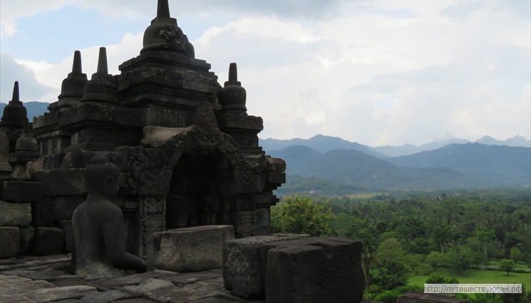 Храм можно рассматривать как огромную каменную книгу, иллюстрирующую буддийское учение