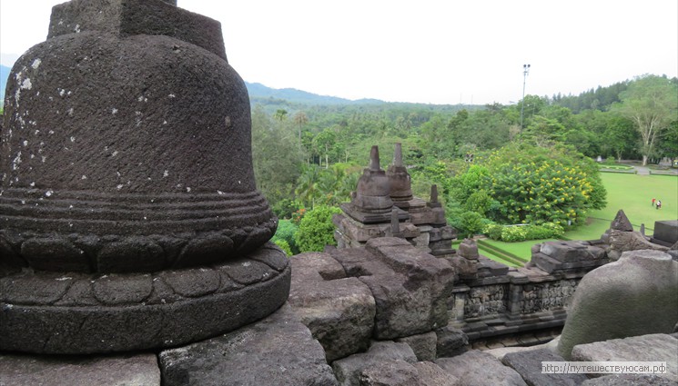 120 рельефов на боковых стенах храма повествуют о реинкарнациях (повторных рождениях) Будды