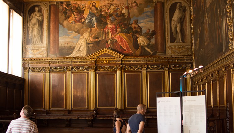 На роскошно декорированных стенах и потолке зала Коллегий можно увидеть плафоны и панно кисти Веронезе и работы Тинторетто.