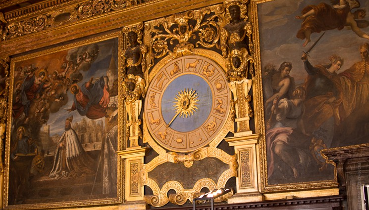 Зал Сената украшают потолочные панно Тинторетто.