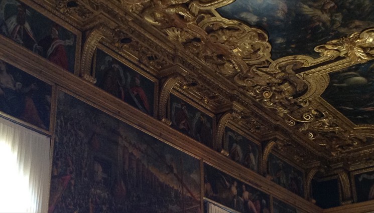 В Зале Большого Совета сейчас расположены прекрасно написанные портреты всех дожей, правивших Венецией.