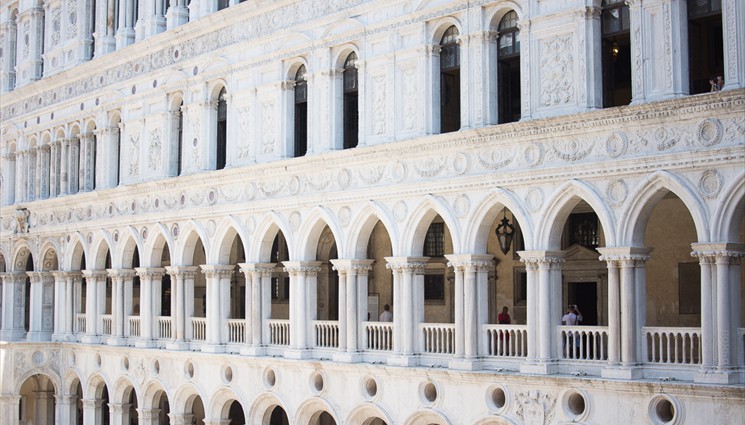 Дворец дожей расположен на площади святого Марка — историческом центре города. Это сердце Венеции, место торжественных церемонии, церковных и народных праздников.