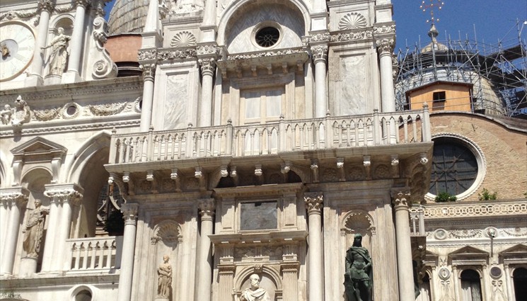 Статуи архангелов по углам этой части здания символизируют мир, войну и торговлю, то есть основные занятия венецианцев.