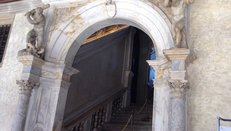 Во внутренние помещения с галереи дворца ведет Золотая лестница (1538-59).