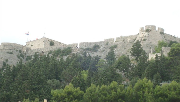 На холме Свети Никола стоит Крепость построенная в наполеоновские времена.