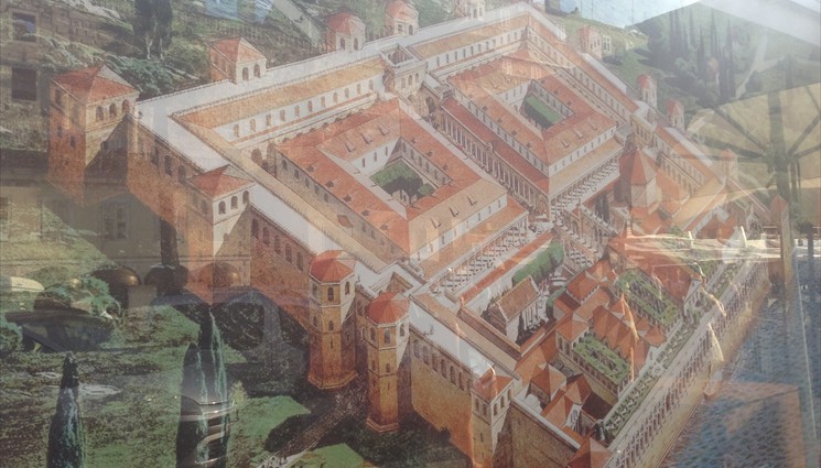 Квадратное сооружение было таким огромным, что постепенно превратилось в крепость.