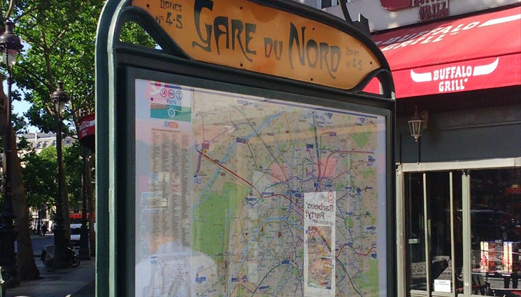 Можно доехать до станции метро Gare du Nord и выйти на улицу